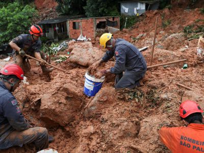 Número de mortos na Baixada Santista sobe para 18, diz Defesa Civil