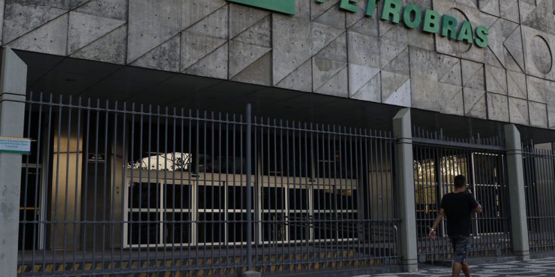 Petrobras reduz despesas com juros e encargos da dívida financeira