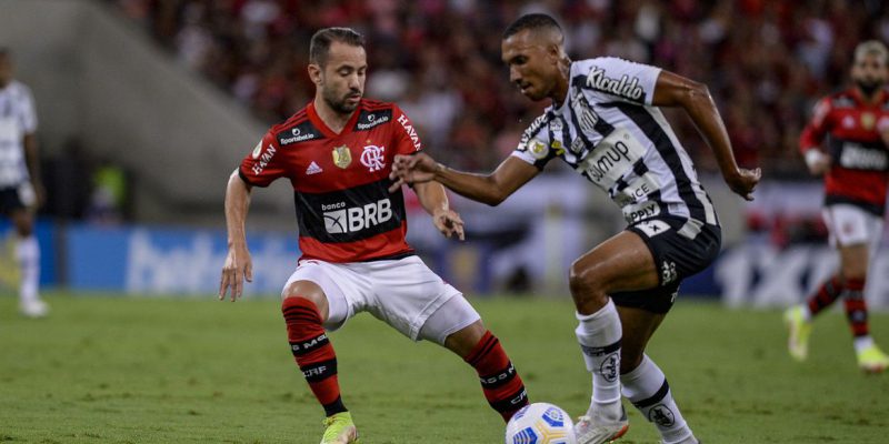 Separados por um ponto, Santos e Flamengo duelam pelo Brasileiro