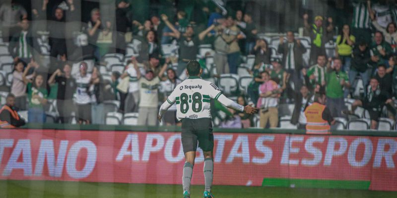 Coritiba derrota Fortaleza com gol nos acréscimos