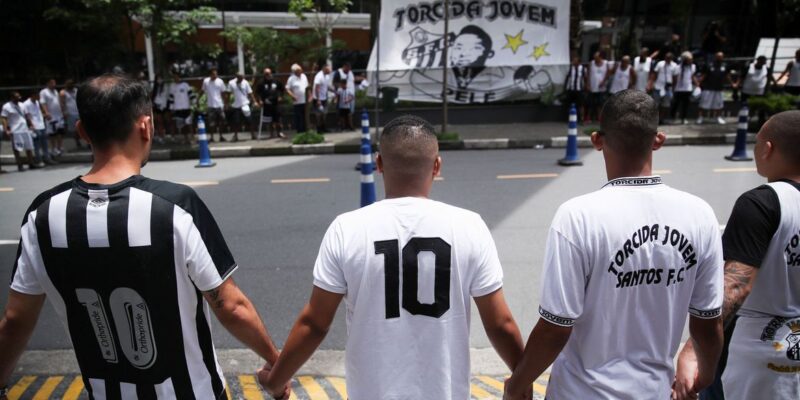 Torcedores vão a hospital prestar solidariedade a Pelé