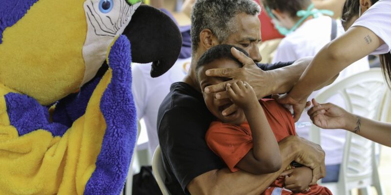 Animais “ajudam” na vacinação de crianças no zoológico de Brasília