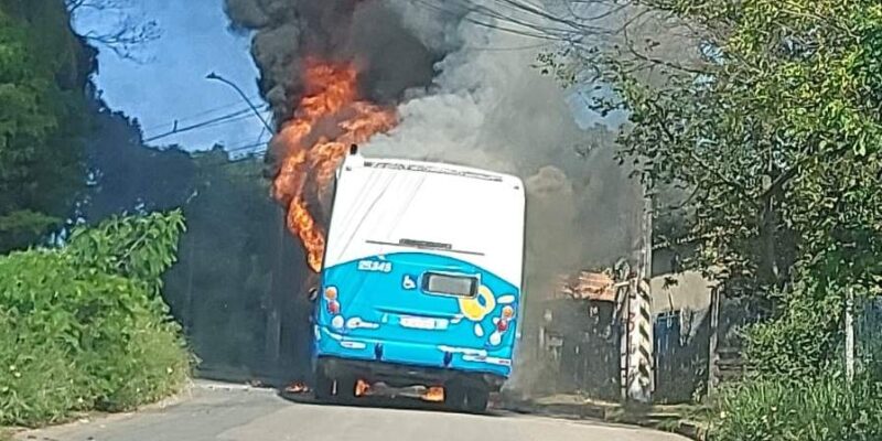 Ônibus do Transcol é incendiado por criminosos em bairro de Cariacica