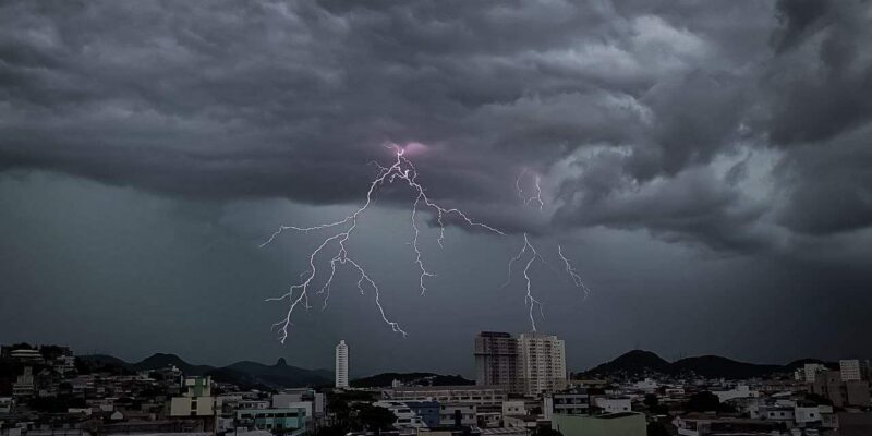 Frente fria se aproxima do ES e deve aumentar risco de temporais