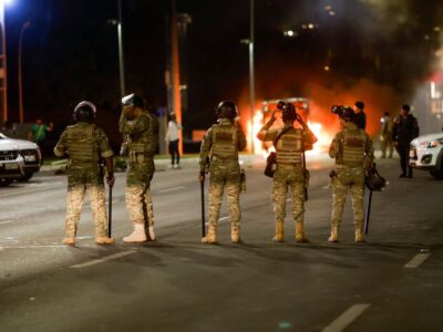 Manifestantes tentam invadir sede da PF e queimam veículos no DF