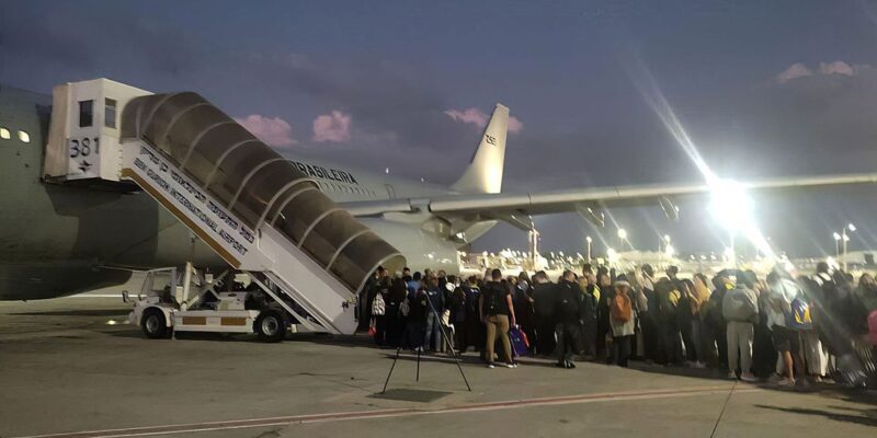 Primeiro avião de resgate parte de Tel Aviv trazendo 211 brasileiros