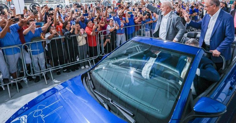 Setor automotivo investirá R$ 41 bilhões no Brasil, diz Lula