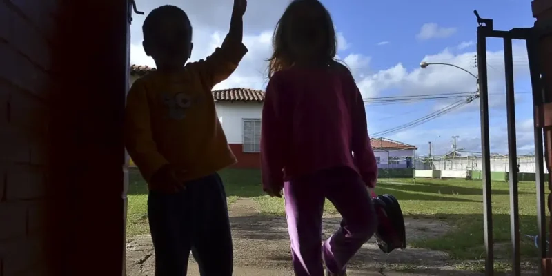 Leis de proteção às crianças enfrentam cultura de violência no país