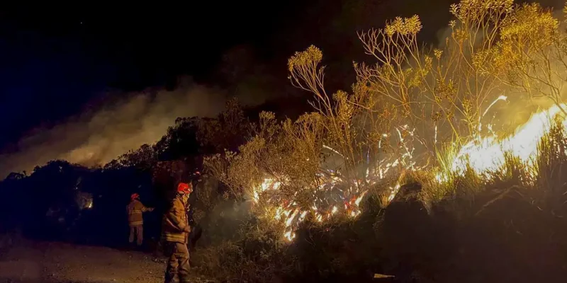 Combate ao fogo no Parque de Itatiaia continua, sem previsão de fim