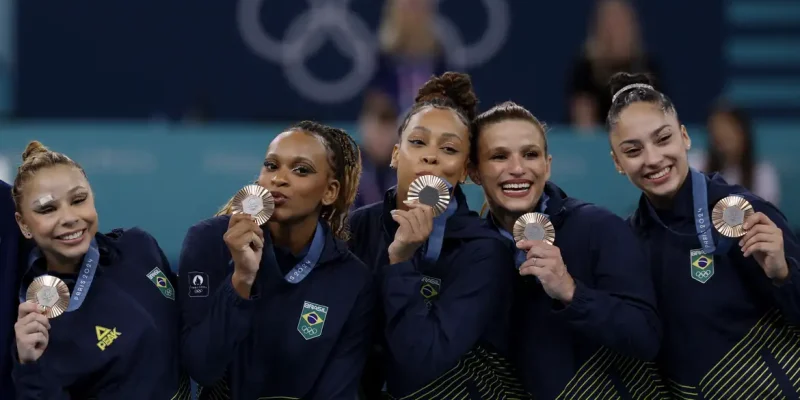 Equipe feminina conquista bronze na ginástica artística em Paris