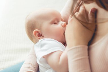 Amamentar mais de um ano reduz risco de câncer de mama