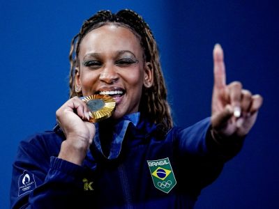 Ouro faz de Rebeca a maior medalhista olímpica do país. Surfe é prata com Tati e bronze com Medina. Bruna Alexandre faz história