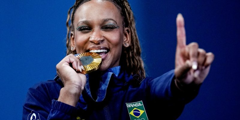 Ouro faz de Rebeca a maior medalhista olímpica do país. Surfe é prata com Tati e bronze com Medina. Bruna Alexandre faz história