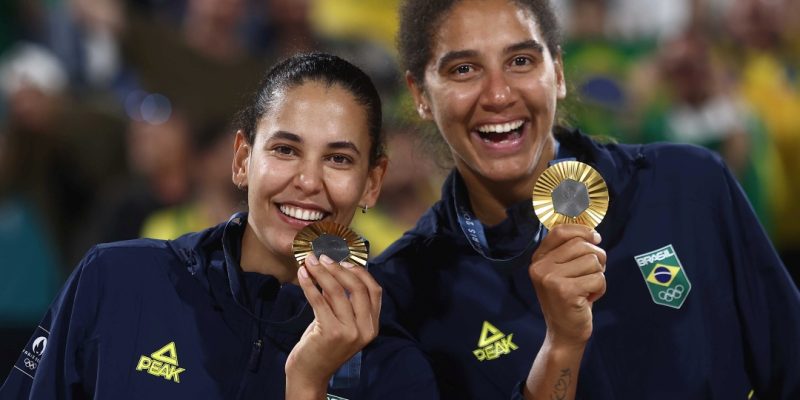 Dia de pódio completo: ouro no vôlei de praia, prata na canoagem e bronze no atletismo