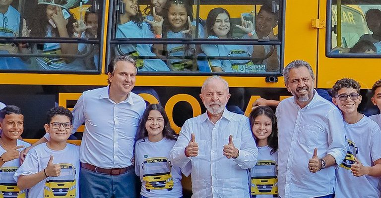 “Estamos cumprindo com a obrigação de cuidar do povo”, diz Lula sobre entrega de 113 novos ônibus escolares ao Ceará