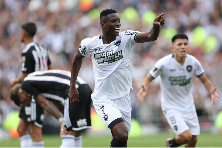 A América é gloriosa! Com um a menos desde o primeiro minuto, Botafogo vence o Galo e é campeão da Libertadores