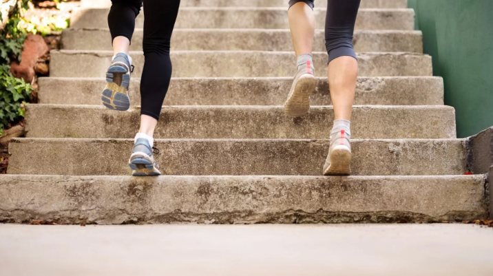 Breves Interlúdios de Exercício Diário Podem Mitigar a Pressão Arterial, Revela Estudo Científico