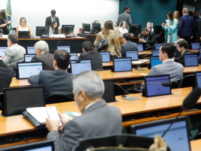 CCJ da Câmara aprova projeto que veda o uso de dispositivos eletrônicos em salas de aula