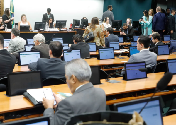 CCJ da Câmara aprova projeto que veda o uso de dispositivos eletrônicos em salas de aula