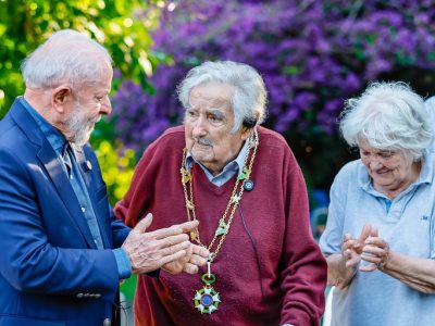 Lula entrega a Pepe Mujica medalha da Ordem do Cruzeiro do Sul