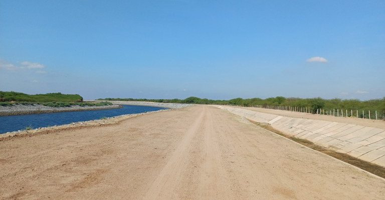 Canal do PISF em Ibimirim (PE) não está seco